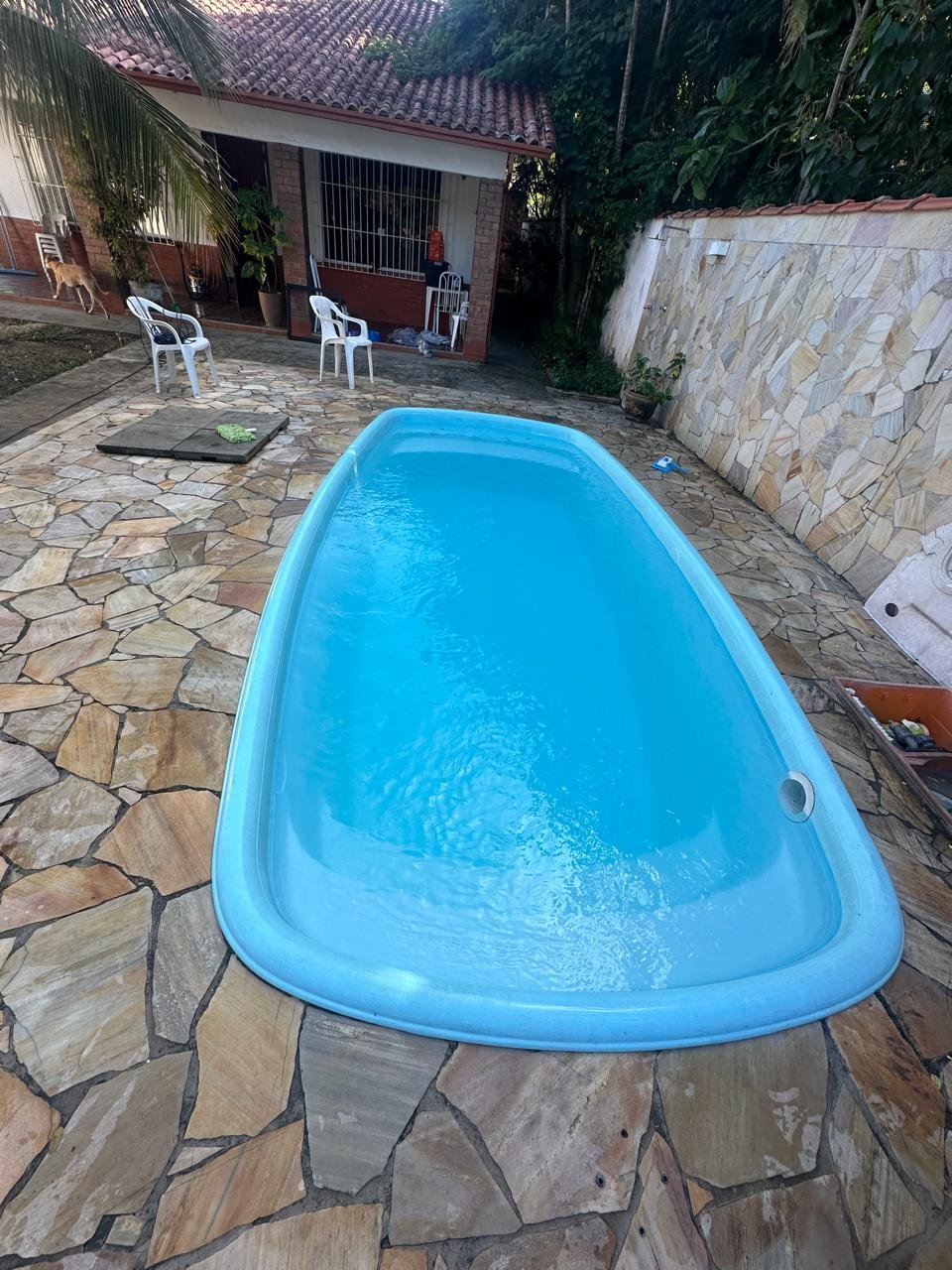 Piscina cristalina depois da limpeza GL Piscinas